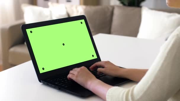 노트북에 크로마 키 녹색 스크린을 가진 여자 — 비디오