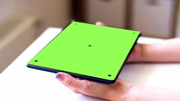Tablet pc에서 크로마 키 녹색 화면으로 손 — 비디오