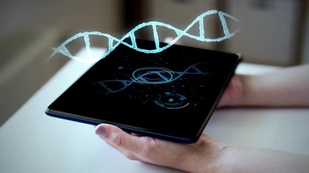 科学和遗传学概念 手与平板电脑电脑和3D 全息图像的虚拟 Dna 分子在家里 — 图库视频影像