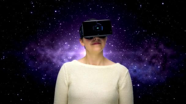 Vrouw met vr headset en codering over ruimte — Stockvideo