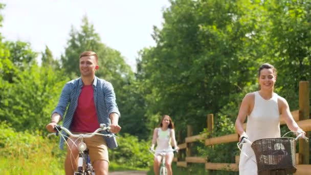 Amigos felizes andar de bicicleta de engrenagem fixa no verão — Vídeo de Stock