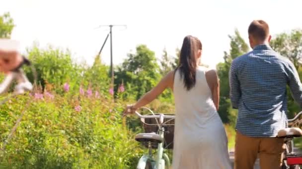 Arkadaş grubu Park'ta yürüyordunuz Sabit vites bisiklet — Stok video