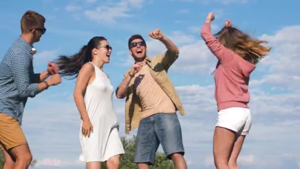 Amigos felices bailando en la fiesta de verano al aire libre — Vídeo de stock