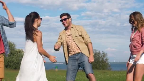 Счастливые друзья танцуют в летнем парке — стоковое видео