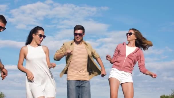 Счастливые друзья танцуют на летней вечеринке под открытым небом — стоковое видео