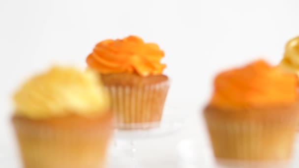 Cupcake con glassa sugli stand dolciari — Video Stock