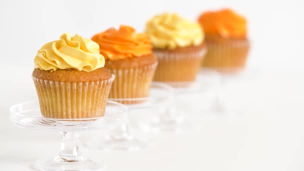 Cupcakes with frosting on confectionery stands — Stock Video