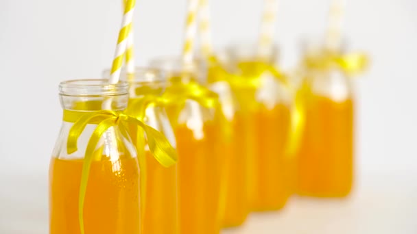 Saft oder Limonade in Glasflaschen mit Strohhalmen — Stockvideo