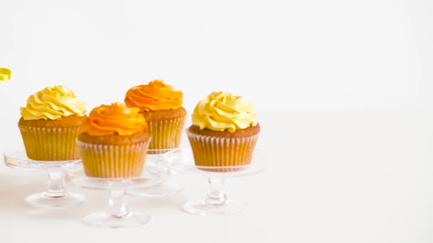 Cupcakes en limonade of SAP in glazen flessen — Stockvideo