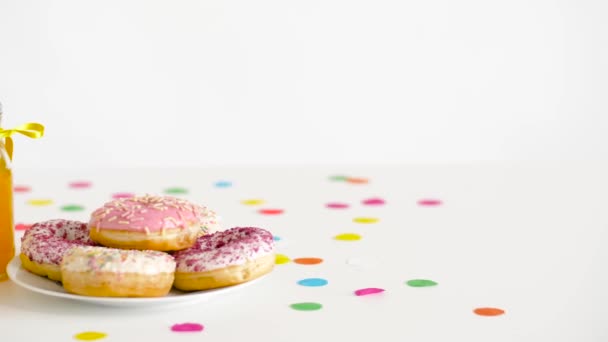 Rosquillas y limonada o zumo en botellas de vidrio — Vídeos de Stock