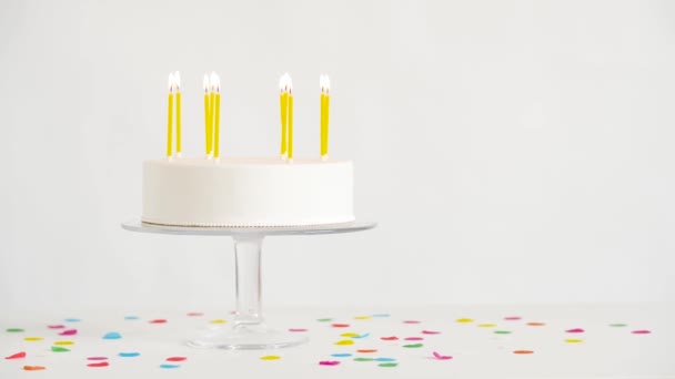 Verjaardagstaart met brandende kaarsen op tafel — Stockvideo