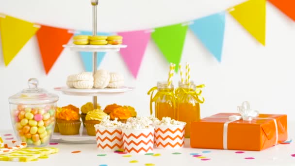 Comida, bebidas y regalo de cumpleaños en la fiesta — Vídeo de stock