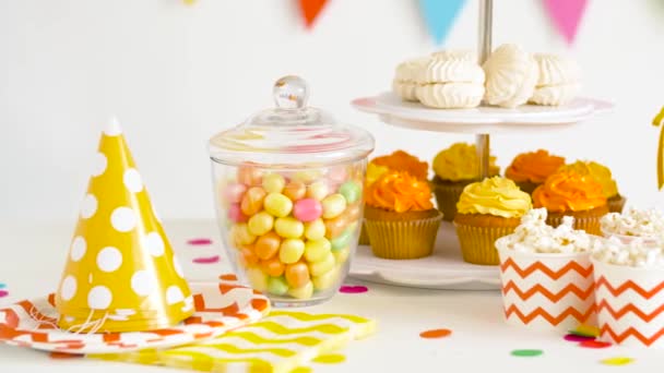 Comida, bebidas y regalo de cumpleaños en la fiesta — Vídeos de Stock
