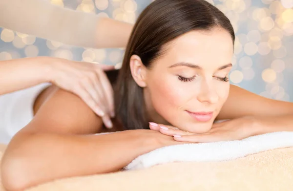 Крупним планом красива жінка має масаж в спа-центрі — стокове фото