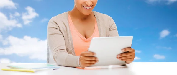 Primer plano de chica estudiante con tablet PC — Foto de Stock