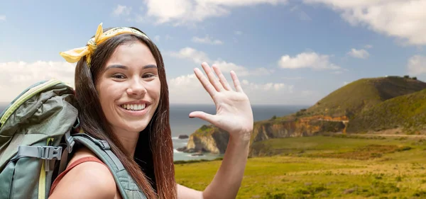 Lachende vrouw met rugzak op big sur kust — Stockfoto