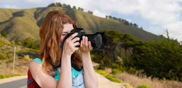 Mulher com mochila e câmera em grandes colinas sur — Fotografia de Stock