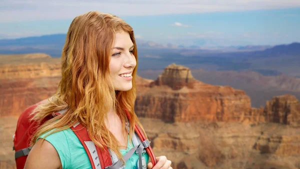 Uśmiecha się kobieta z plecaka nad grand canyon — Zdjęcie stockowe