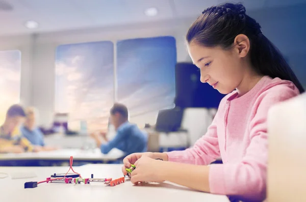 Robot de construcción de chica feliz en la escuela de robótica —  Fotos de Stock