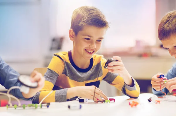 Glücklicher Junge baut Roboter an Robotikschule — Stockfoto