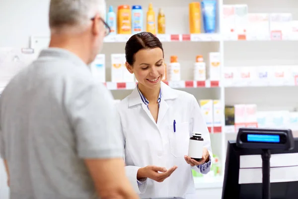 Boticario y cliente senior en la farmacia — Foto de Stock