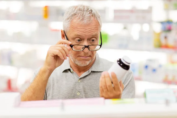 Senior client masculin avec des médicaments à la pharmacie — Photo