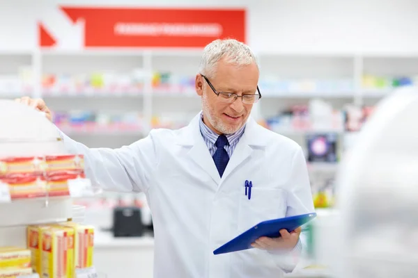 Senior con tableta pc en la farmacia — Foto de Stock