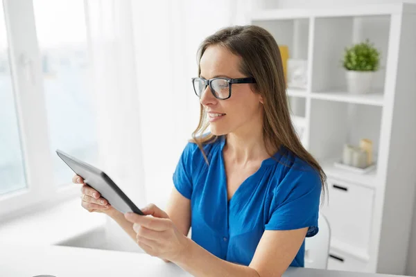 Mujer con tablet pc trabajando en casa u oficina — Foto de Stock