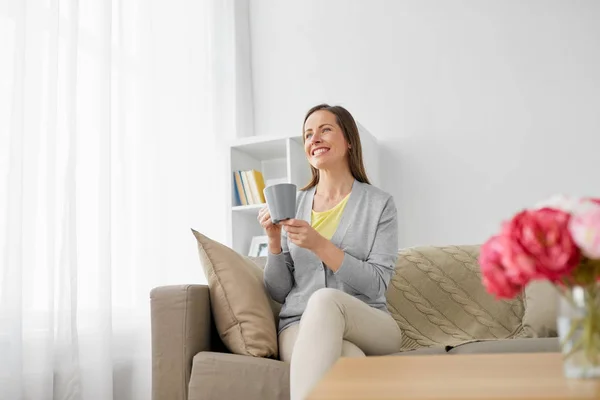 Mujer feliz bebiendo té o café en casa —  Fotos de Stock