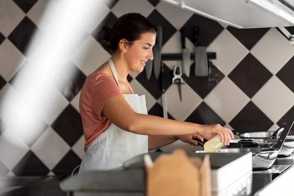 Heureux femme chef ou vendeur cuisine au camion alimentaire — Photo