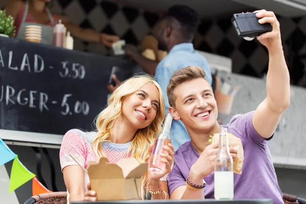 Para taling selfie przez kamery filmowej w food truck — Zdjęcie stockowe