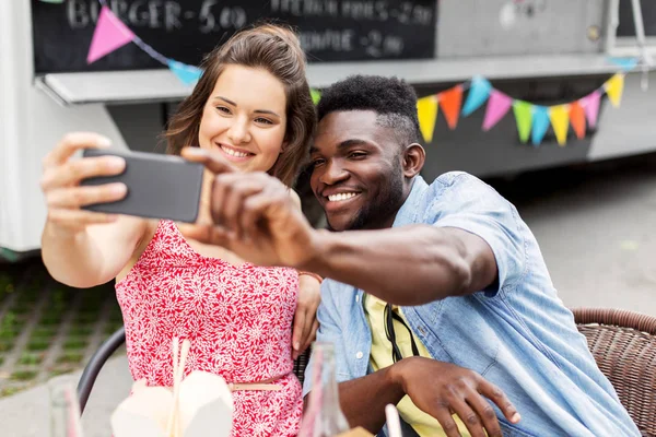 Ζευγάρι μικτής φυλής λήψη selfie σε φορτηγό τροφίμων — Φωτογραφία Αρχείου