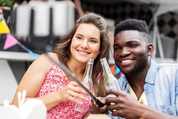 Gemengd ras paar nemen foto door selfie stick — Stockfoto