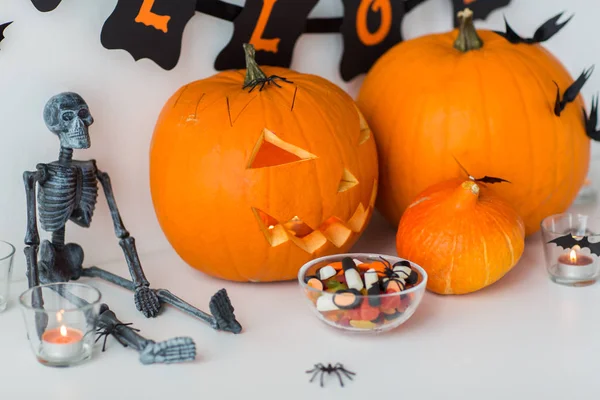 ハロウィン 装飾コンセプト ジャック ランタンやお菓子お祝い花輪白い背景の上で切り分けられたカボチャ — ストック写真