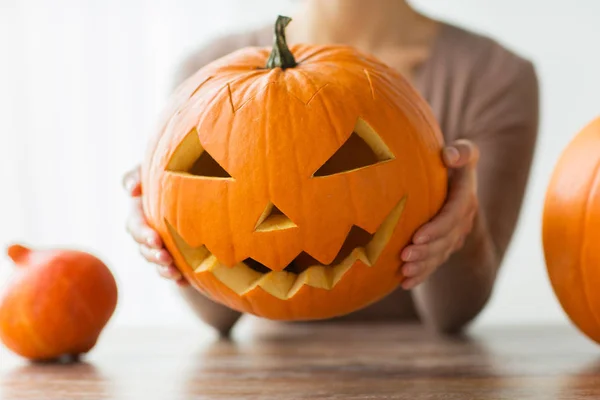 Primer plano de la mujer con la calabaza de Halloween en casa —  Fotos de Stock