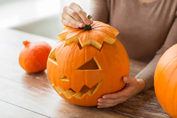 Nahaufnahme einer Frau mit Halloween-Kürbis zu Hause — Stockfoto