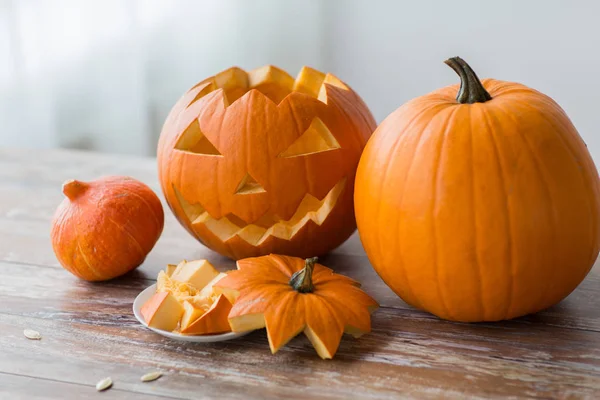 Jack-o-Laterne oder geschnitzter Halloween-Kürbis — Stockfoto