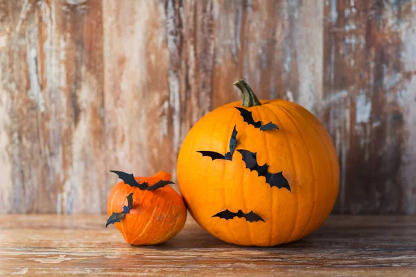 Pompoenen met vleermuizen of de decoratie van halloween — Stockfoto