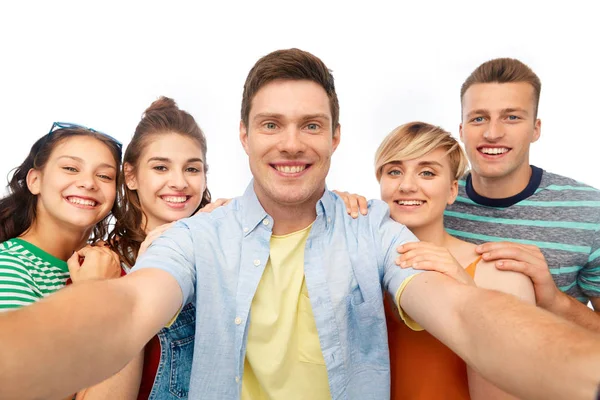 Amigos felizes tomando selfie sobre fundo branco — Fotografia de Stock