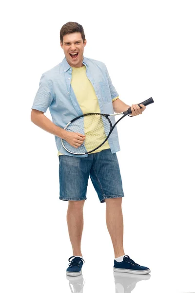 Szczęśliwy młody człowiek gra rakieta tenisowa jako gitara — Zdjęcie stockowe