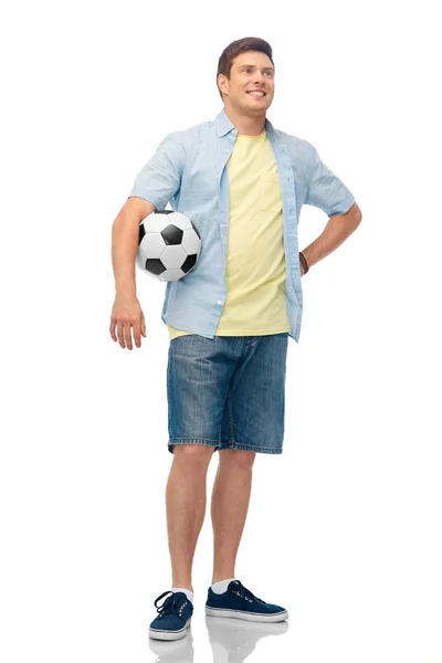 Usměvavý mladý muž s fotbalovým míčem — Stock fotografie