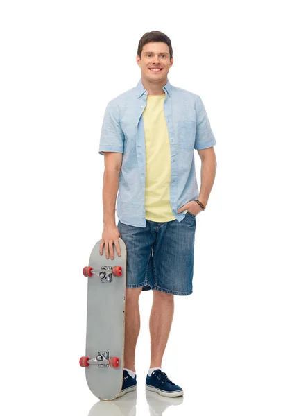 Usměvavý mladý muž s skateboardu přes bílý — Stock fotografie