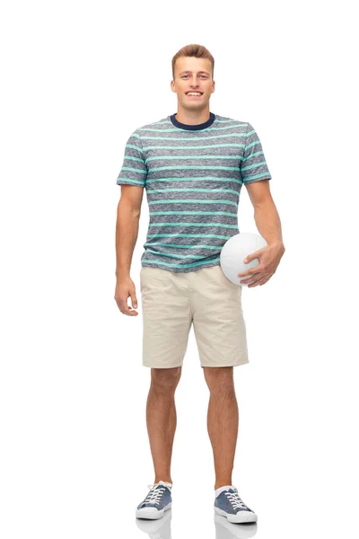 Usměvavý mladý muž s volejbal — Stock fotografie