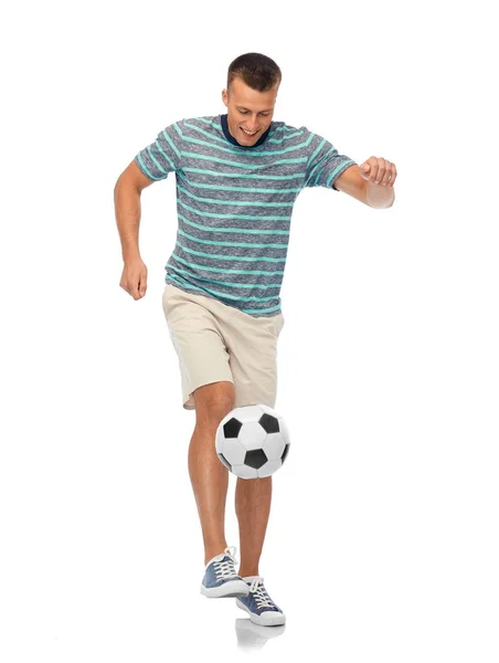 Hombre joven estilo libre malabarismo pelota de fútbol — Foto de Stock