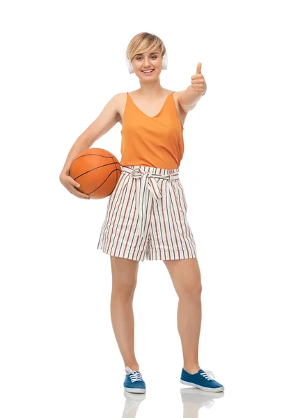 Tienermeisje met basketbal duimen opdagen — Stockfoto