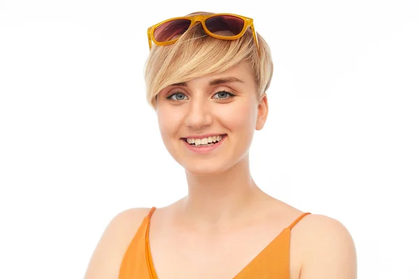 Портрет улыбающейся девочки-подростка в солнечных очках — стоковое фото