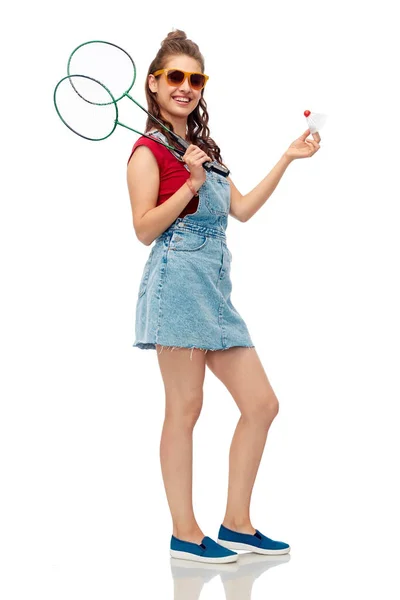 Adolescente com raquetes de badminton e shuttlecock — Fotografia de Stock