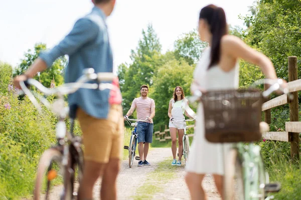 Amigos felices con bicicletas de engranaje fijo en verano —  Fotos de Stock