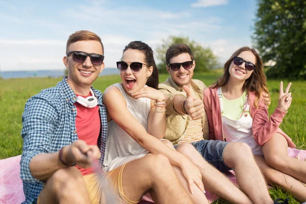 Przyjaciele biorąc zdjęcie selfie stick w lecie — Zdjęcie stockowe