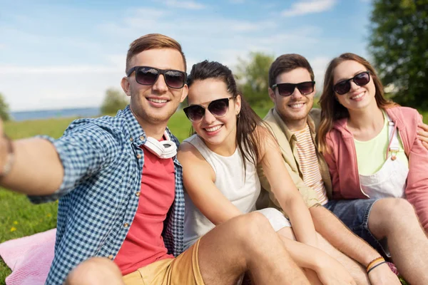 Amici felici prendere selfie all'aperto in estate — Foto Stock